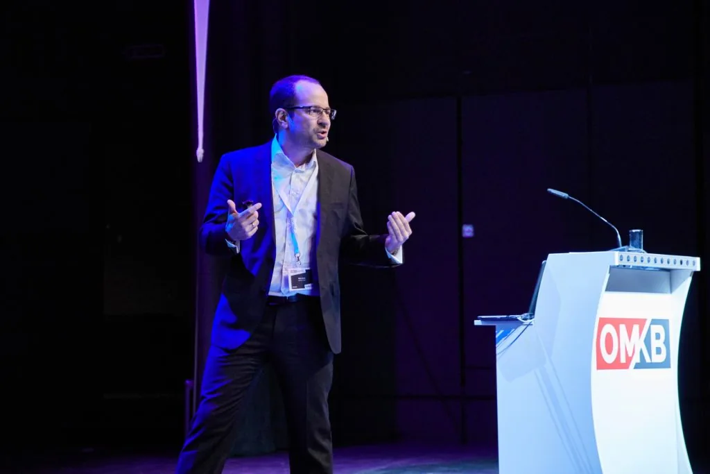 Nico Zorn giving a talk at the Online Marketing Konferenz Bielefeld